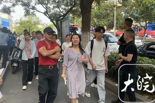 卡鲁索伤退！科比-怀特开玩笑：我试图说服他出战后天的比赛